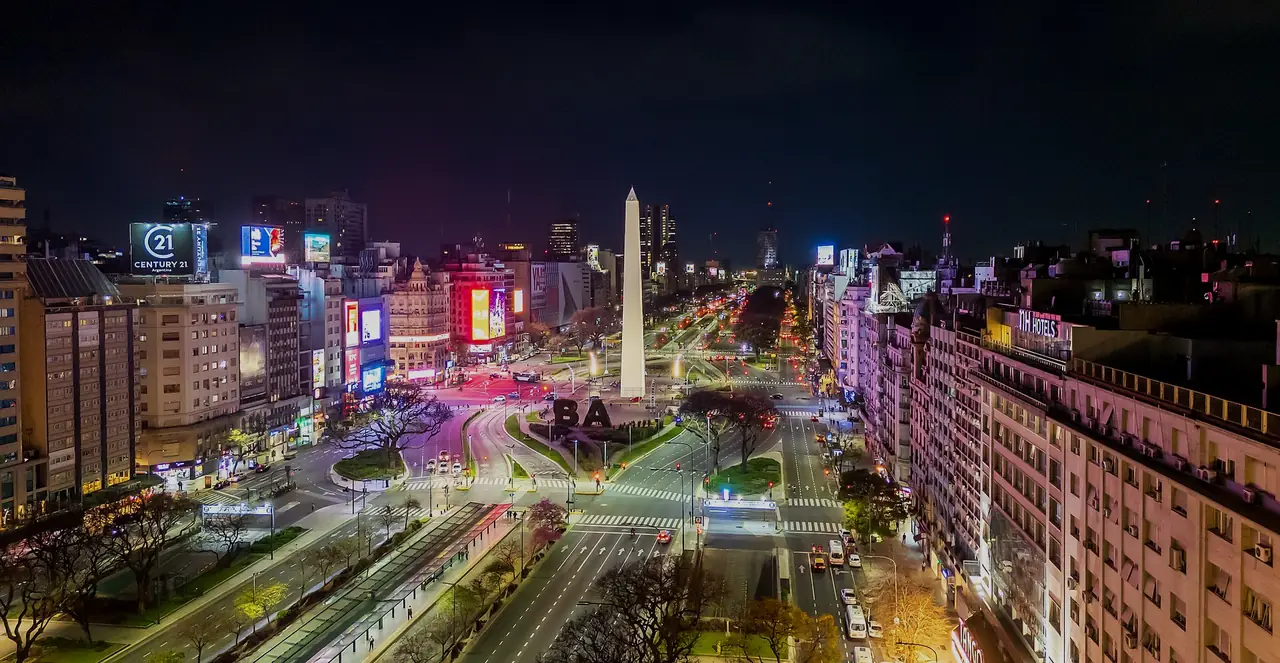 Vista aérea nocturna de la avenida 9 de Julio y el Obelisco